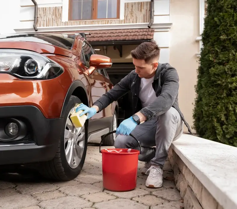 Lavage auto à domicile Causse-de-la-Selle : professionnel intervenant sur un véhicule